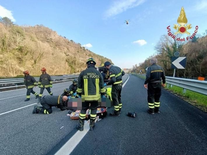 Motociclista urta contro un'auto, morto nel Vicentino
