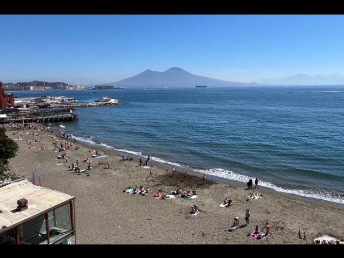 A Napoli con il sole 400mila turisti, spiagge affollate a Pasquetta