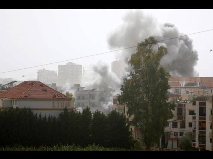 Media, almeno 9 morti in nuovi raid israeliani in Libano