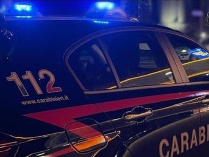 Accoltella i genitori e il fratello a Fano nella notte, fermato un ragazzo