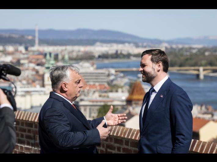 Vance 'qui per aiutare Orban e dare un segnale ai burocrati Ue'