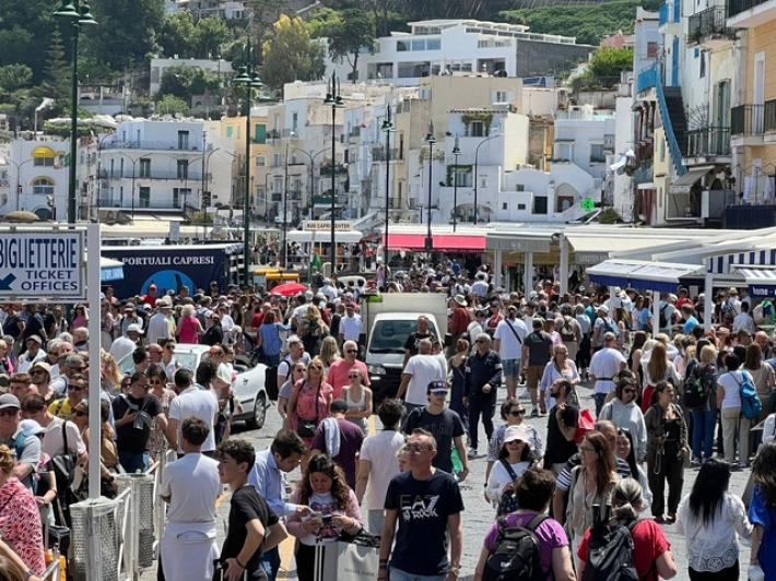 Basta turisti 'assaliti' a Capri, scattano multe fino a 500 euro