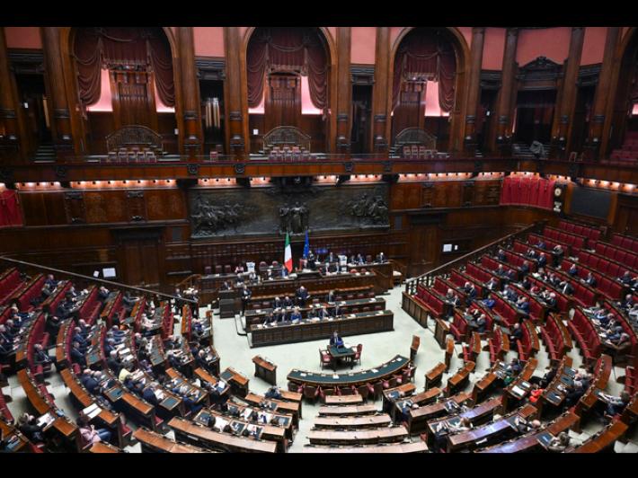 In Aula alla Camera massiccia presenza di FdI, numerose assenze tra FI e Lega