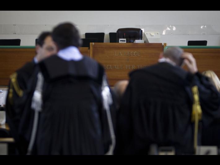 Stacc&ograve; la lingua alla compagna, condannato a 4 anni e mezzo