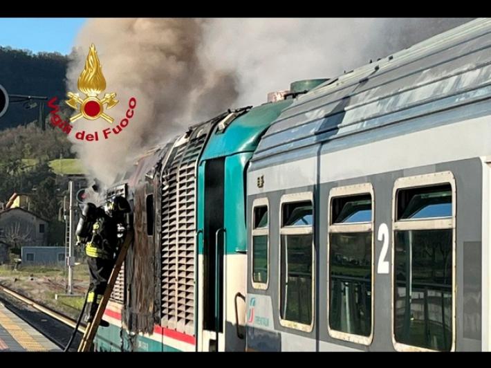Treno evacuato nel Mugello, a fuoco il locomotore a gasolio