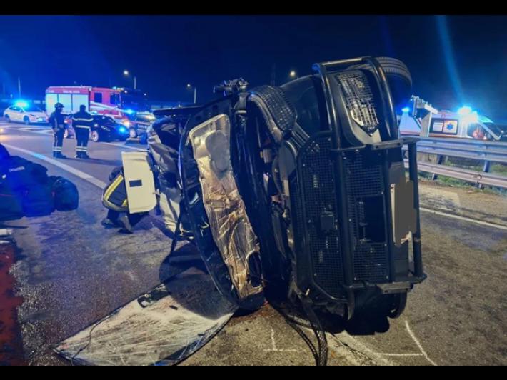 Auto dei carabinieri tamponata, feriti due militari