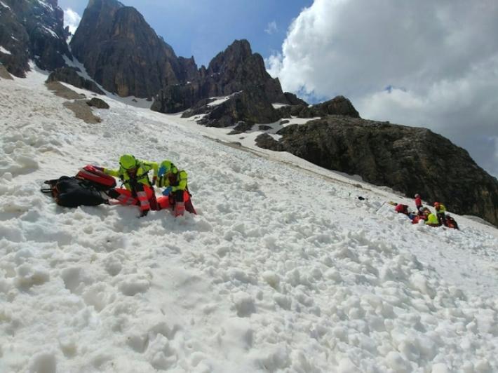 Scialpinista trentino muore travolto da una valanga sul Cermis