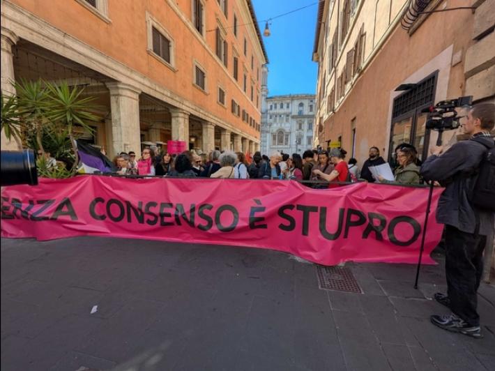 Presidio davanti al Senato, 'Senza consenso &egrave; stupro'