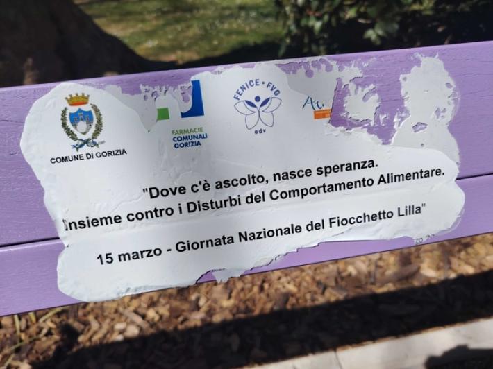 Vandalizzata a Gorizia la panchina Lilla contro i disturbi alimentari