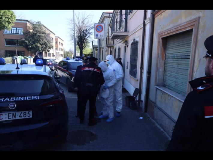 Accoltella il fratello e i genitori a Fano, domani l'interrogatorio di garanzia