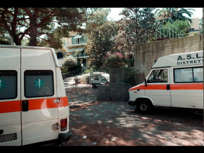 Pugni in testa e un morso alla compagna col neonato in braccio