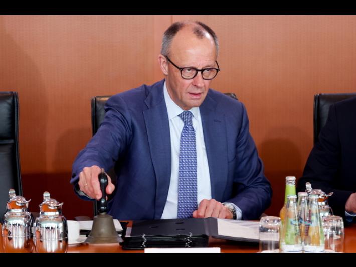 Merz, non vogliamo la divisione della Nato, mantenere il sangue freddo