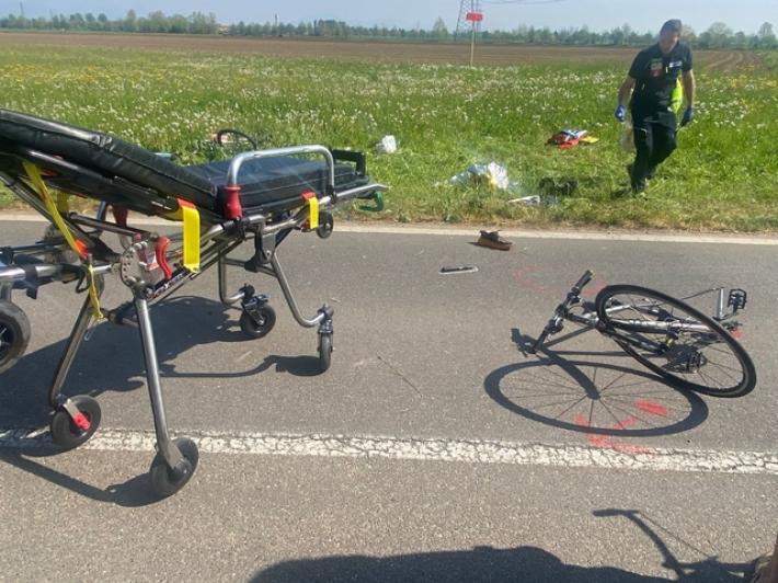 Ubriaco alla guida, travolge tre ciclisti e ne uccide uno