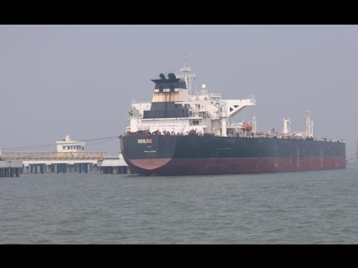 Prima petroliera non iraniana attraversa Hormuz dal cessate il fuoco