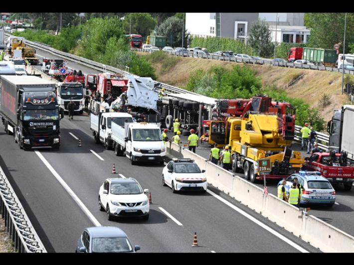 Tir contro ambulanza, camionista patteggia 5 anni per le tre vittime in A1