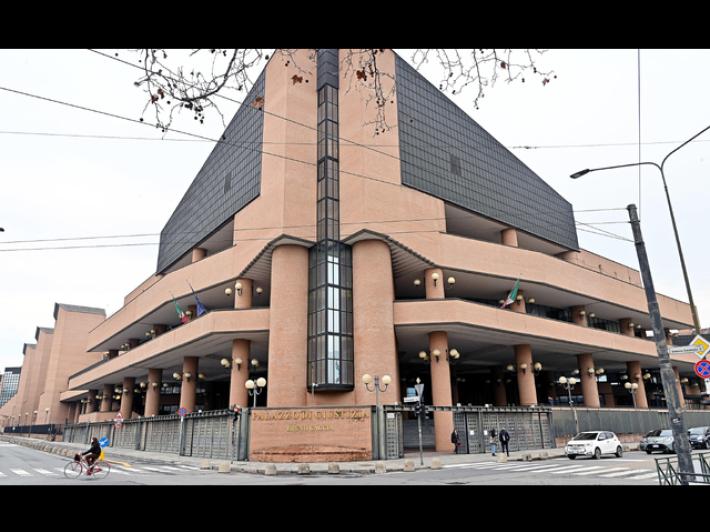 Trovata in casa agonizzante, al compagno contestata anche violenza sessuale