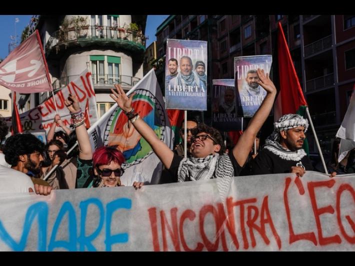 In centinaia in corteo a Napoli a sostegno della Flotilla