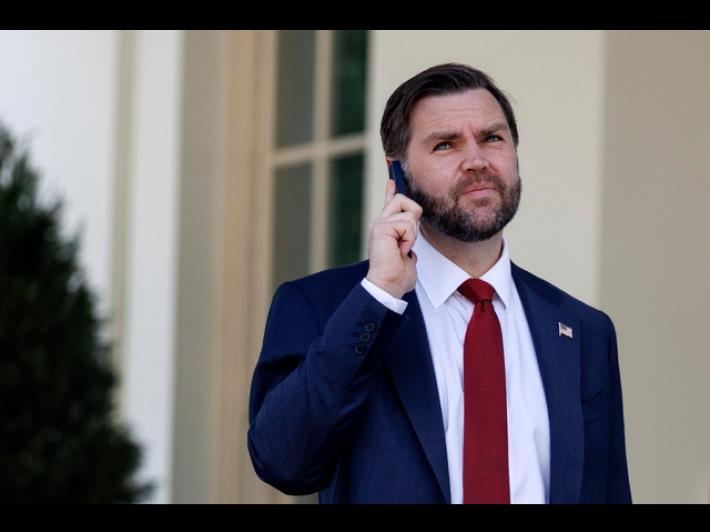 Stretta di mano tra Vance e il presidente del Parlamento iraniano