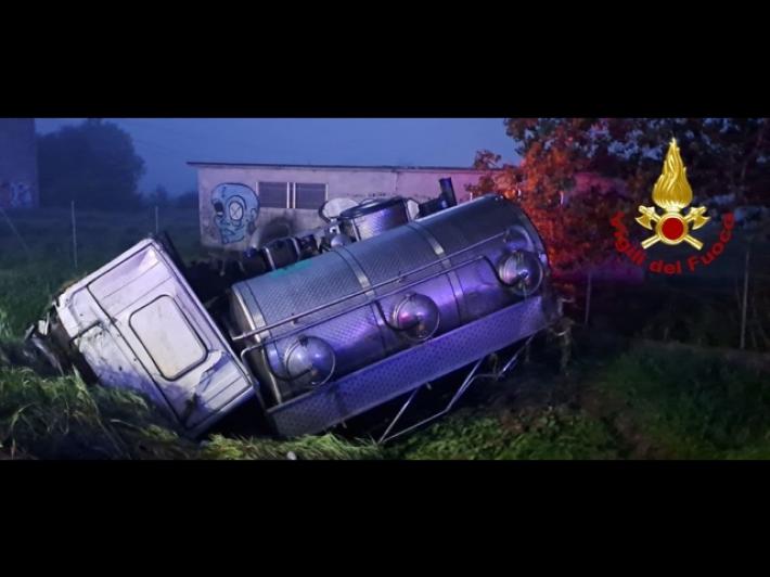 Scontro tra un autocarro e una macchina a Modena, tre morti