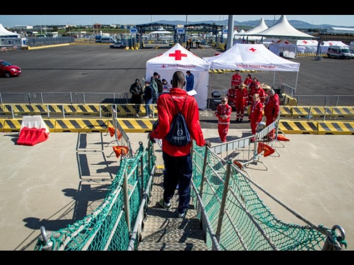 Sbarcati a La Spezia 71 profughi soccorsi in mare da nave Life Support di Emergency