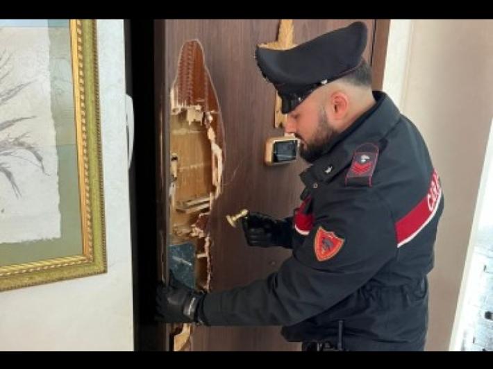 Tenta di sfondare la porta di casa della ex con una mannaia, arrestato
