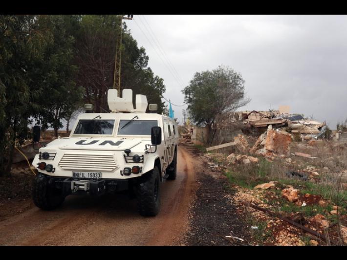 Carri armati israeliani speronano i mezzi italiani dell'Unifil nel sud del Libano