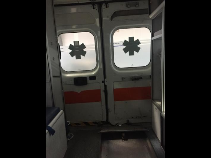 Colpito da palo della luce che si stacca per il vento, muore operaio