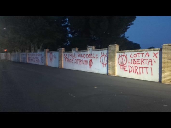 Famiglia nel bosco, scritte contro giudici e assistenti sociali a Vasto