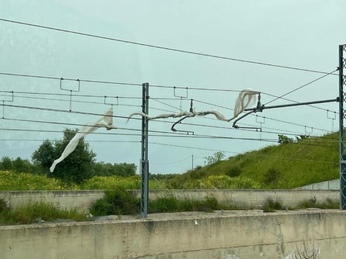 Vento incastra teli su linea elettrica, sospesi treni Bari centrale-aeroporto