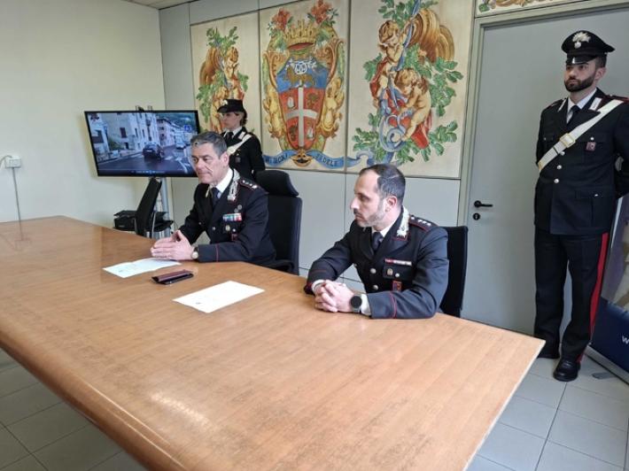 Badante tenta di strangolare un'anziana, arrestata