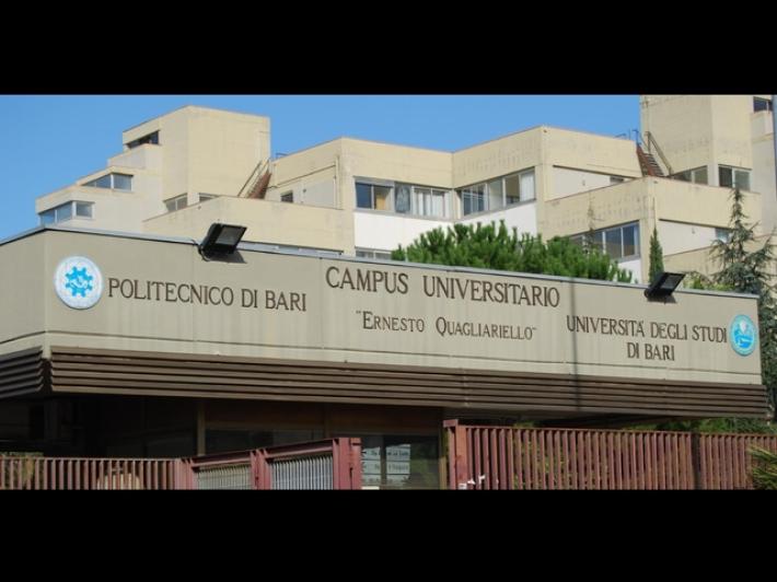 Vento fa volare pannelli in campus universitario Bari, evacuati edifici