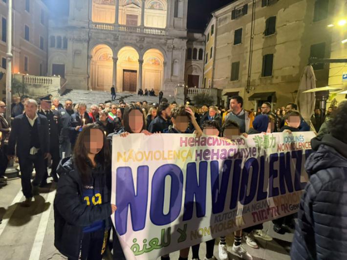 Ucciso davanti al figlio, in migliaia alla fiaccolata a Massa