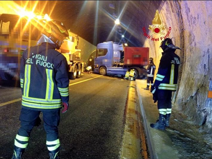 Tir impatta su volta galleria A1, riaperto tratto nel Fiorentino