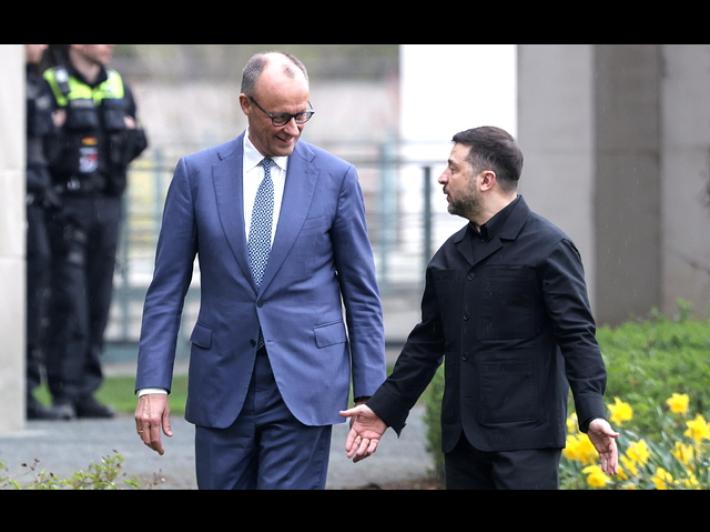 Merz e Zelensky, l'Europa deve essere parte del processo di pace