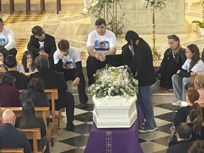 Tanti giovani ai funerali del figlio del consigliere pugliese, 'sei ovunque'