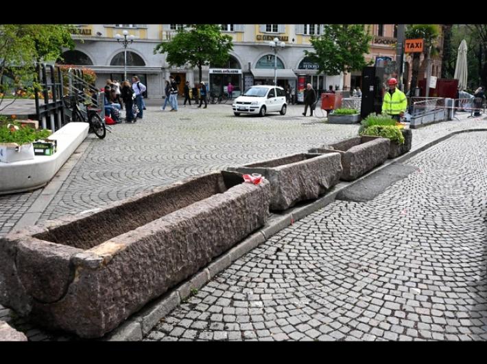 A Bolzano storiche vasche in porfido come new jersey anti terrorismo