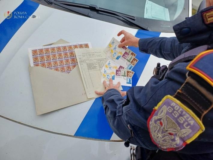 Blitz in un terreno a Roma, trovati 10mila francobolli collezione Vaticano
