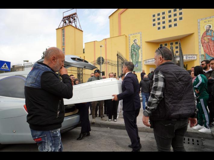 Una bara bianca e corone di fiori per l'addio a Fabio vittima innocente