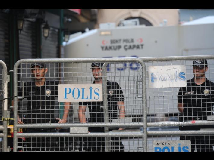 Sparatoria con 7 feriti in liceo turco, trattative in corso con attentatore