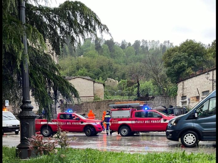 Piogge nel Piceno, crolla muro di sostegno e auto sommersa dai detriti