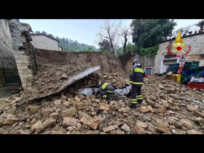 Muro e detriti su auto di una donna scesa da qualche minuto, 'viva per miracolo'