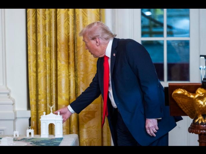 Casa Bianca, domani sar&agrave; presentato il progetto per l'arco di Trump, 76 metri