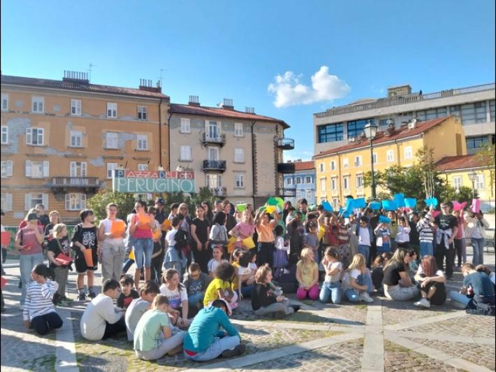 Flash mob per la pace a Trieste, in piazza famiglie e comunit&agrave; religiose