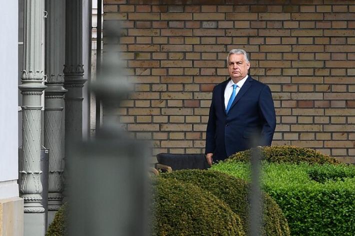 Orban riconosce la d&eacute;bacle: "Si &egrave; chiusa un'era, ora rifondare la destra"