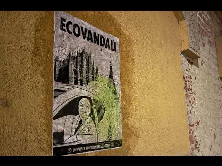 Extinction Rebellion affigge manifesti satirici contro mostra su clima