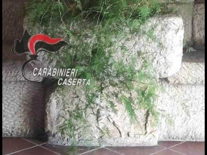 Parte di un sarcofago romano nel muro di un ristorante, scatta sequestro
