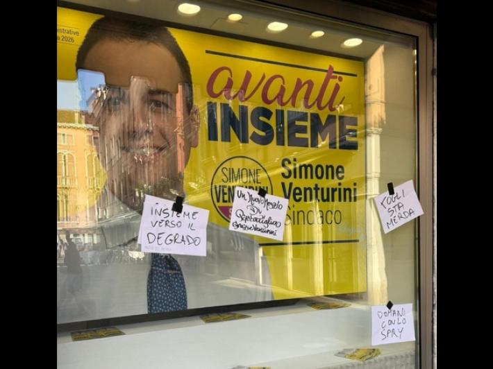 Biglietti offensivi attaccati alla sede elettorale di Venturini a Venezia