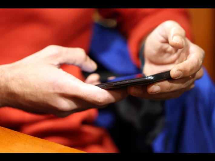 Diffonde le foto intime dell'amica 15enne, minorenne indagato a Biella