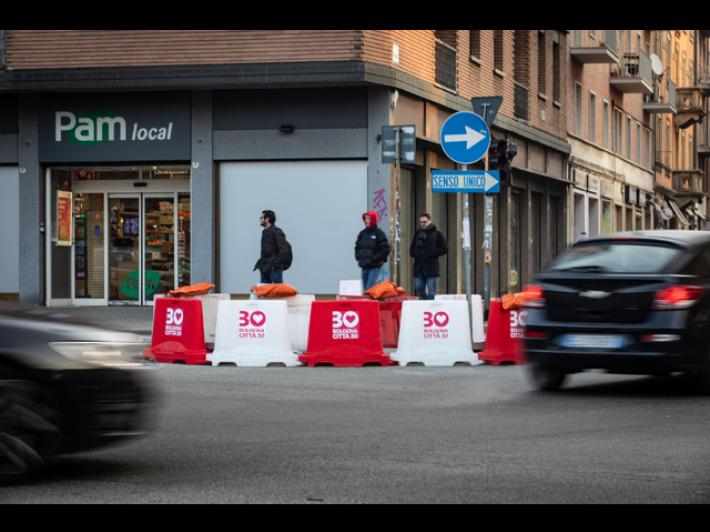 Da luned&igrave; torna Bologna citt&agrave; 30, con rallentatori e display luminosi