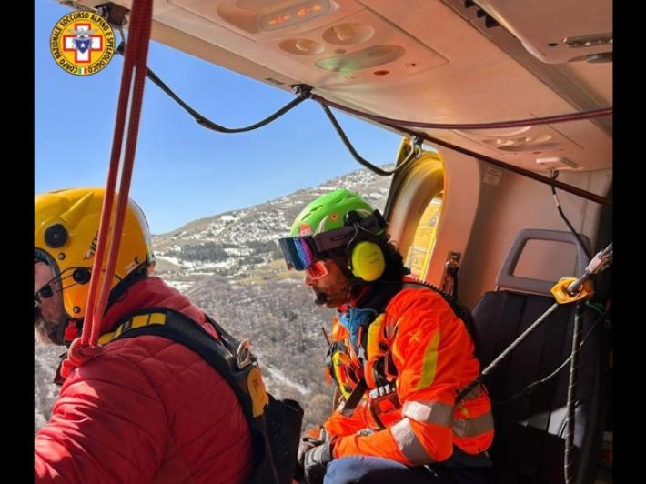 Precipita in un canalone in Friuli mentre lavora nel bosco e muore